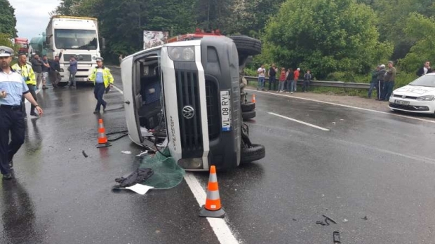 PLAN ROȘU! Un microbuz cu 12 călători s-a răsturnat - img149082596200-1558422718.jpg