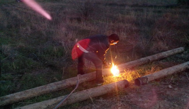 Șapte persoane, prinse în timp ce furau conductă metalică de la Fruvimed - img20130418201602-1366384095.jpg