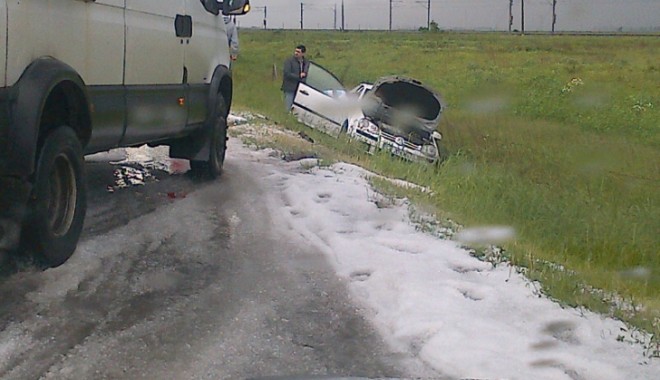 UPDATE - Ploaie cu grindină și strat de gheață pe asfalt, spre Constanța. Traficul este deviat - img201405150017486471300-1400155750.jpg