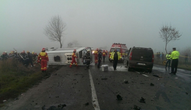 GRAV ACCIDENT RUTIER. Trei persoane și-au pierdut viața. Șoferul unei dube ar fi adormit la volan - img20161119wa00006225600-1479631246.jpg