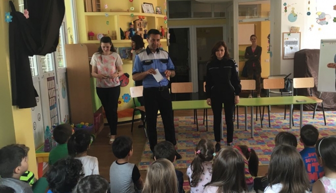 Elevii din Constanța, față în față cu polițiștii. Ce îi învață oamenii legii - img20170526wa0002-1496051929.jpg