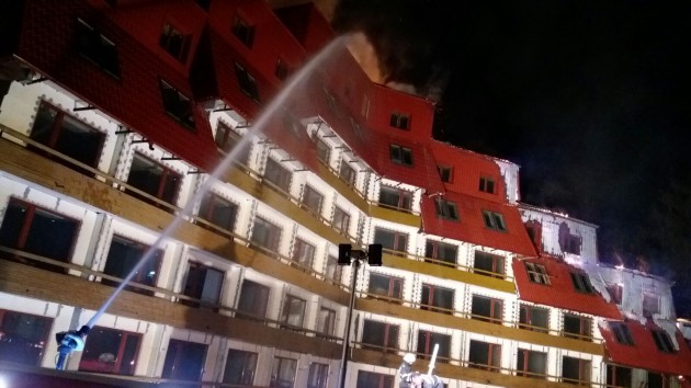 INCENDIU PUTERNIC. Acoperișul hotelului Ciucaș, din Poiana Brașov, cuprins de flăcări - img20170614wa0000-1497419098.jpg