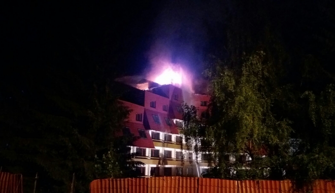 INCENDIU PUTERNIC. Acoperișul hotelului Ciucaș, din Poiana Brașov, cuprins de flăcări - img20170614wa00041-1497419112.jpg