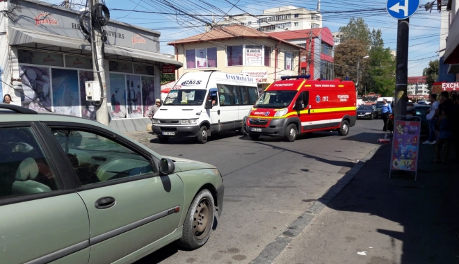 GALERIE FOTO. ACCIDENT RUTIER LA CONSTANȚA. Pieton lovit de o mașină, în timp ce traversa strada - img20170908wa0012-1504861935.jpg