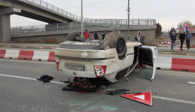 GALERIE FOTO / Accident rutier între Năvodari și Mamaia. S-a răsturnat cu mașina, după ce a pierdut controlul volanului - img20180209wa0016-1518180074.jpg