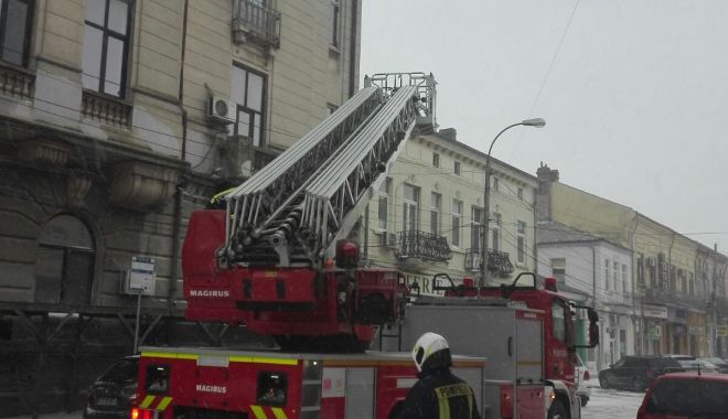 S-au desprins bucăți din acoperișul Policlinicii cu plată. Pompierii intervin! - img20180226wa00251-1519649519.jpg