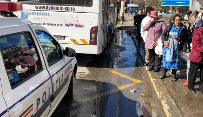 LA UN PAS DE TRAGEDIE, LA CONSTANȚA! O FEMEIE A CĂZUT PE ȘOSEA, DUPĂ CE A FOST PRINSĂ DE UȘILE AUTOBUZULUI - img20180307wa0004-1520429135.jpg