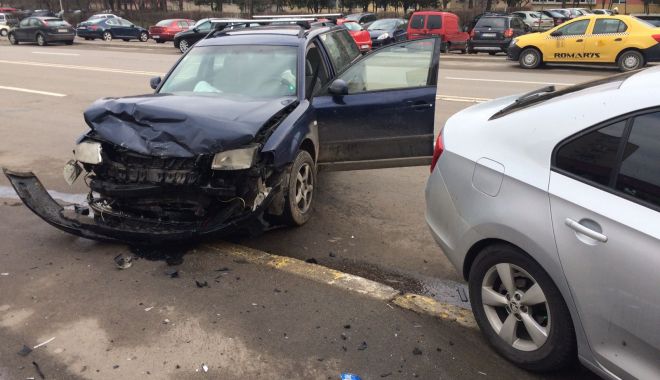 GALERIE FOTO / Accident grav la Constanța! Unuia dintre șoferi i se acordă îngrijiri medicale la fața locului - img20180328wa0001-1522218338.jpg
