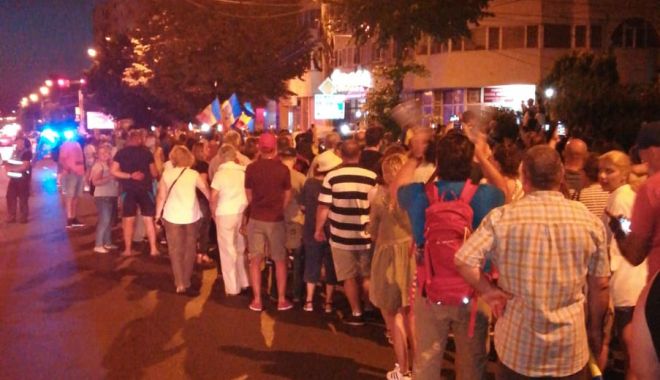 "Nu cedăm!". Românii s-au strâns, din nou, în Piața Victoriei și alte orașe din țară - img20180810wa0009-1534102315.jpg