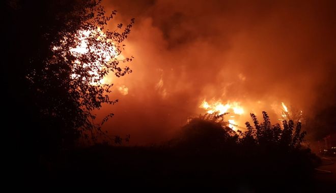 Galerie foto. ALERTĂ LA POMPIERI! Incendiu violent la Cernavodă! - img20180827wa0014-1535397821.jpg