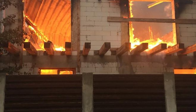 FOTO. Incendiu puternic, în această dimineață, în județul Constanța - img20181119wa0000-1542609198.jpg
