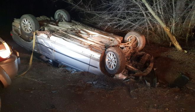 GRAV  ACCIDENT! O mașină răsturnată și alta izbită în copac - img20181222wa0001-1545463454.jpg