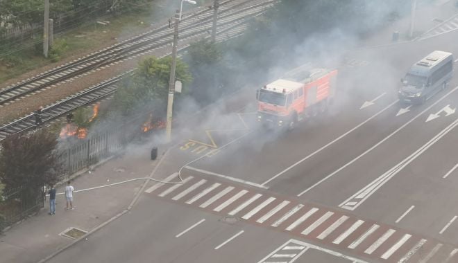 Incendiu în mijlocul Constanței. Arde vegetația uscată de la calea ferată de pe bulevardul Bratianu - img20190803wa0021-1564842271.jpg