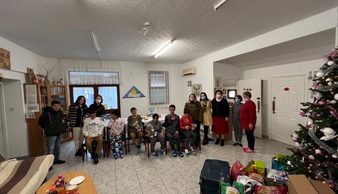 Preșcolarii Grădiniței „Azur” au adus un zâmbet pe buzele semenilor - img20211221wa0028-1640338348.jpg