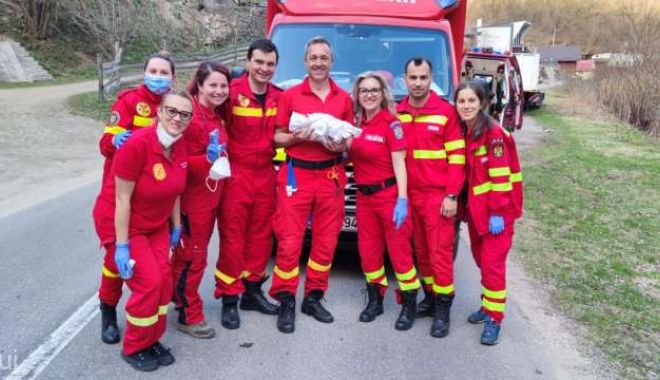 O femeie a născut în ambulanţa SMURD, pe drum, asistată de paramedici