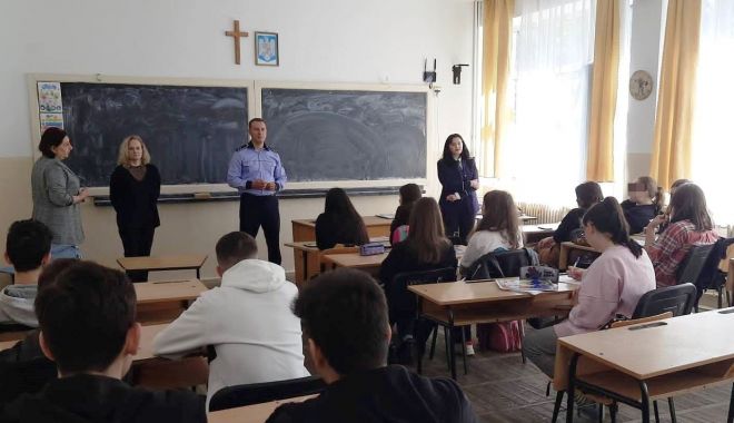Poliţişti din Constanţa, faţă în faţă cu elevii! Consumul de droguri şi bullyingul, două probleme actuale - img20220503wa0019-1651576333.jpg
