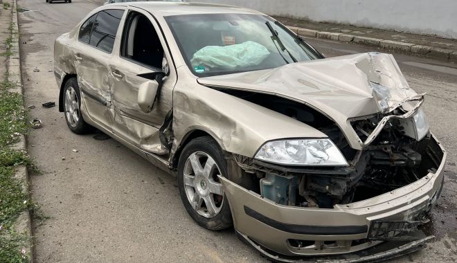 Accident rutier la Constanţa. Maşină intrată într-un stâlp de iluminat, pe care l-a şi rupt!