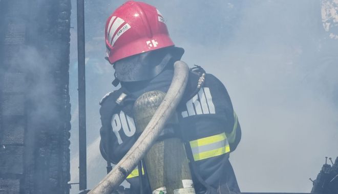 O familie tânără a murit după ce casa le-a luat foc de la o candelă nesupravegheată