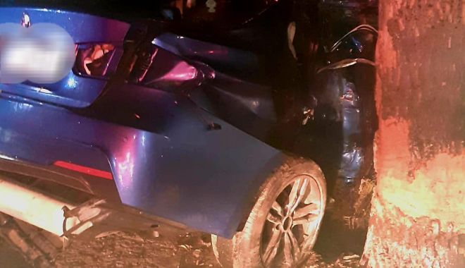 TRAGEDIE LA CONSTANŢA! Tânăr de 21 de ani, mort după ce s-a izbit cu maşina într-un copac