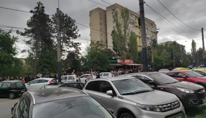 VIDEO. COZI INTERMINABILE LA CONSTANŢA! Dorian Popa şi-a deschis fast-food şi oferă shaorma GRATIS!
