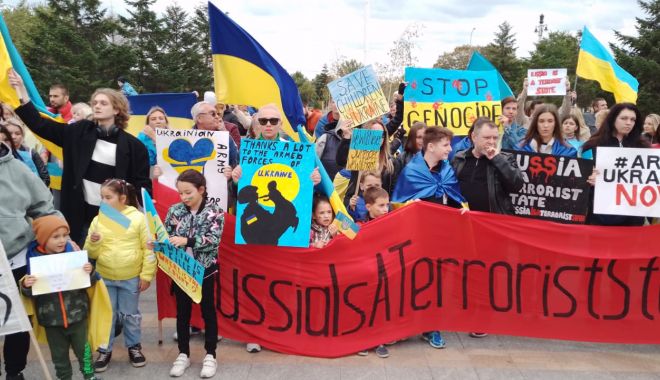 FOTO / PROTEST DE AMPLOARE LA CONSTANȚA, împotriva crimelor de război! Ucrainenii vor pace, vor să se reîntoarcă acasă!