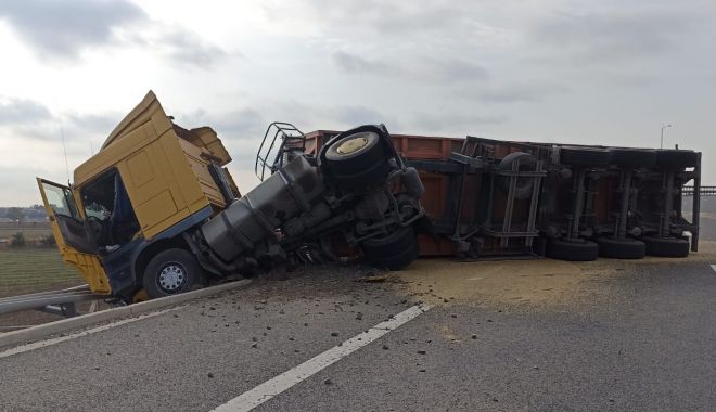 ACCIDENT RUTIER LA CONSTANŢA! Autocamion încărcat cu orz, răstunat - img20221108wa0006-1667902226.jpg