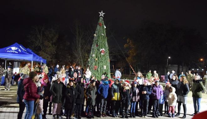 Ceremonie de aprindere a luminilor în Bradul de Crăciun, la Baza 57 Aeriană Mihail Kogălniceanu - img20221206wa0012-1670313843.jpg
