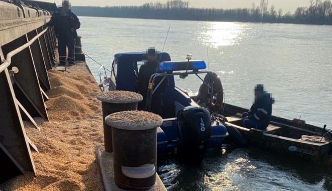 Două persoane prinse în flagrant, la Cernovodă, în timp ce furau cereale de pe o barjă - img20230307wa0002-1678178343.jpg