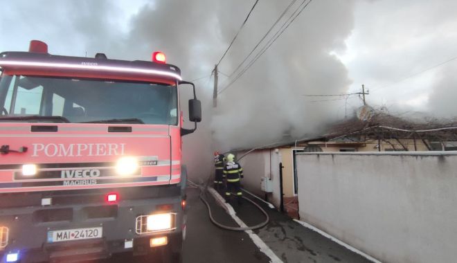 FOTO/ Casă în flăcări! ISU CONSTANȚA a intervenit de urgență pentru stingerea focului