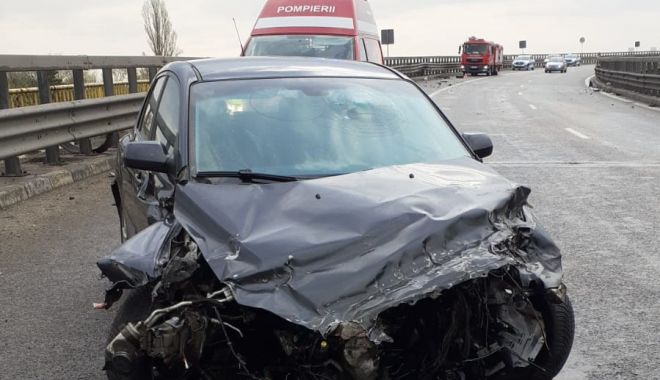 Jud. Constanța / Accident în prima zi de Paște! Două victime, după ce o mașină a intrat într-un parapet