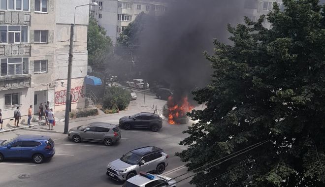 Galerie FOTO / ARDE O DUBĂ, LA CONSTANŢA! Pericol de propagare la un autoturism de lângă!