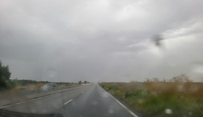 VIDEO. Ploaie torenţială la ieşirea din Ovidiu spre Mihail Kogălniceanu! Vizibilitate scăzută, trafic îngreunat