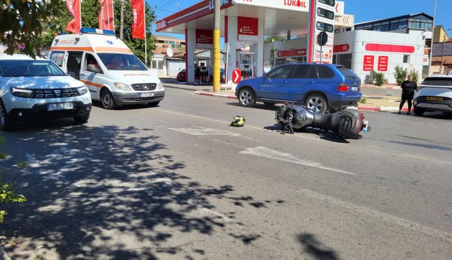 Foto-Video / Motociclist accidentat grav, la Constanţa! O maşină cu numere de Anglia nu i-a acordat prioritate