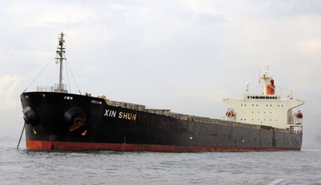 FOTO - VIDEO / Operaţiune de salvare şi aducere în Portul Constanţa a unui marinar rănit, în pofida valurilor imense!
