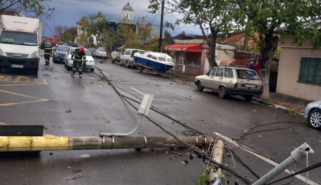 VIJELIE LA CONSTANȚA. Acoperiș smuls de vânt, stâlp de electricitate în pericol de cădere! - img20231104wa00121-1700319345.jpg