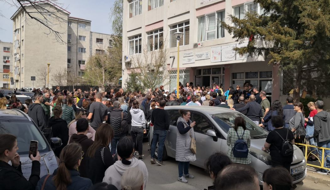 Galerie foto. A fost haos, sâmbătă, la Constanța, după concursul Euxin Math. Stradă blocată, nervi întinși la maxim