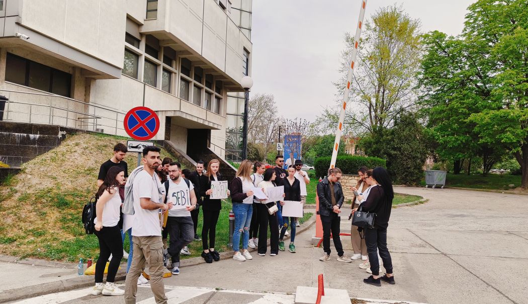 FOTO. Protest în faţa Tribunalului Constanţa, în ziua în care Vlad Pascu află dacă va fi scos din arest preventiv - img20240416wa0006-1713262280.jpg