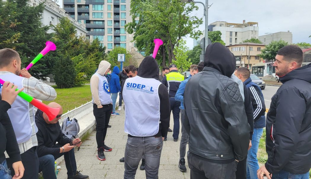 A treia zi de proteste în fața IPJ Constanța. Organizatorii acțiunii au transmis un mesaj important - img20240429wa0106-1714394218.jpg