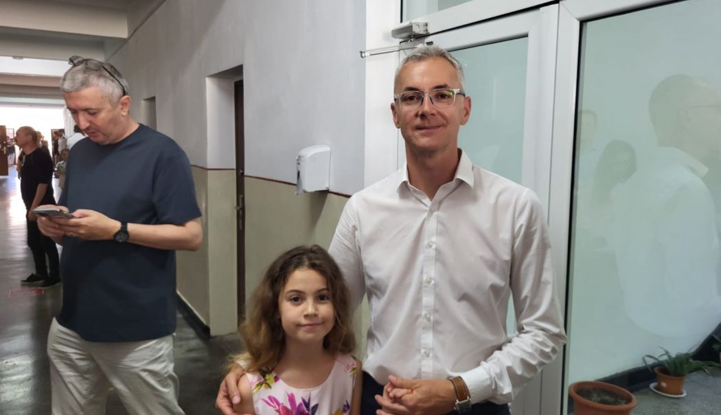 FOTO. Însoţit de fiica sa, candidatul ADU la Primăria Constanța, Stelian Ion, stă la rând să voteze! - img20240609wa0011-1717915444.jpg