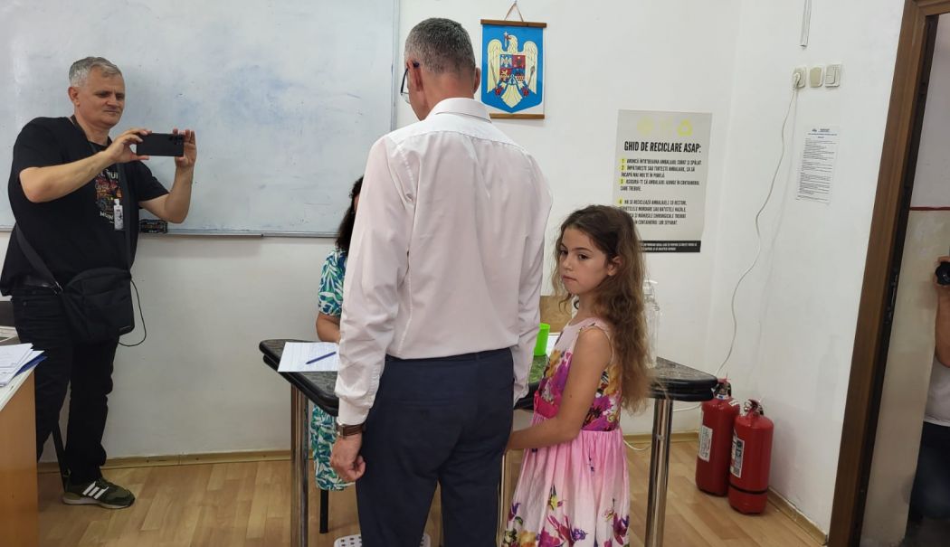 FOTO. Însoţit de fiica sa, candidatul ADU la Primăria Constanța, Stelian Ion, stă la rând să voteze! - img20240609wa0030-1717916385.jpg