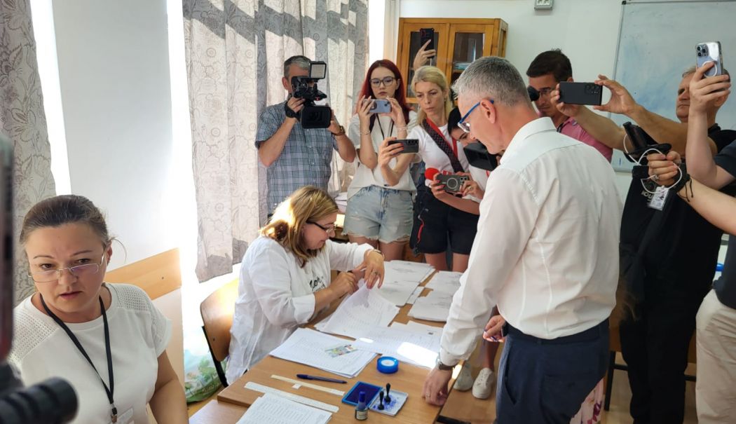 FOTO. Însoţit de fiica sa, candidatul ADU la Primăria Constanța, Stelian Ion, stă la rând să voteze! - img20240609wa0031-1717916393.jpg
