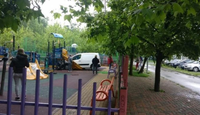O mașină a intrat într-un loc de joacă pentru copii și s-a înfipt direct într-un tobogan - img2243452200-1557479914.jpg