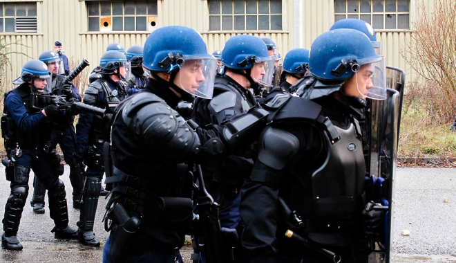 Proteste la Paris. Manifestație împotriva unui miting al Marinei Le Pen - img23042-1492363497.jpg