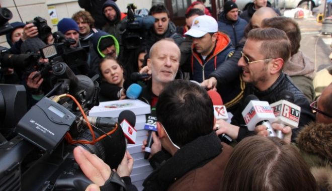 VIDEO. Momentul în care Andrei Gheorghe le-a dus pizza procurorilor DNA - img2760821thumbs700x3944970231-1521532660.jpg