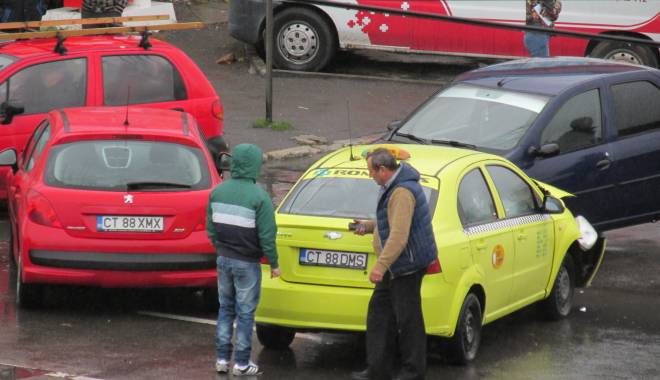 Galerie FOTO. Haos pe bulevardul I.C. Brătianu. Mai multe mașini implicate într-un accident. Două victime. Update - img2777-1416568797.jpg