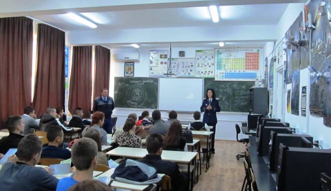 Polițiștii vor împărți sfaturi elevilor, la Maritimo - img27971380714053-1418387508.jpg