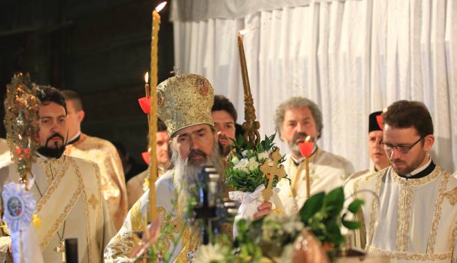 Hristos a Înviat! Sute de constănțeni au participat la Slujba de Înviere - img2823-1428829231.jpg