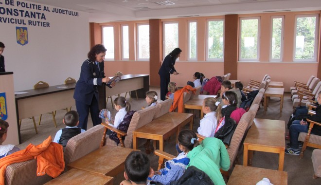 Elevi, în vizită la polițiștii rutieri - img2870-1380898480.jpg