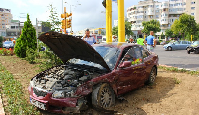 ACCIDENT în zona Dacia / Două persoane au ajuns la spital - Galerie FOTO - img3017-1405068649.jpg