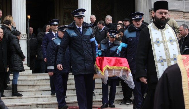Unul dintre cei mai buni polițiști din Constanța, înmormântat cu onoruri militare / GALERIE FOTO - img3250-1361281477.jpg